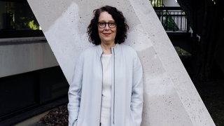 Journalistin Christina Berndt schaut zufrieden in die Kamera. | Christina Berndt: Wenn der Klimawandel auf Körper und Seele drückt