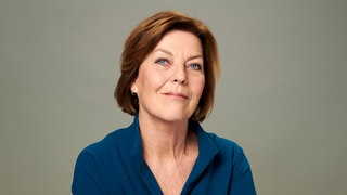 Autorin Dora Heldt schaut in die Kamera. in SWR1 Leute spricht sie über Bücher, ihren jüngsten Roman und ihre Großmutter.