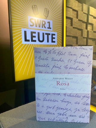 Das Buch von Stefanie Wally mit dem Titel "Rosa" steht auf dem Tisch im SWR1 Leute Studio.  