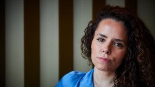 Jorunalistin Alena Jabarine schaut in die Kamera. In SWR1 Leute ist die deutsch-palästinensische Journalistin Alena Jabarine zu Gast. Sie gibt Einblicke in die Realität im Westjordanland und Israel, die Lage in Gaza und die Folgen für die Weltgemeinschaft. Sie gilt als eine der wenigen palästinensische Stimme im Diskurs um die humanitäre Lage in Gaza.