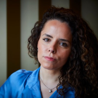 Jorunalistin Alena Jabarine schaut in die Kamera. In SWR1 Leute ist die deutsch-palästinensische Journalistin Alena Jabarine zu Gast. Sie gibt Einblicke in die Realität im Westjordanland und Israel, die Lage in Gaza und die Folgen für die Weltgemeinschaft. Sie gilt als eine der wenigen palästinensische Stimme im Diskurs um die humanitäre Lage in Gaza.