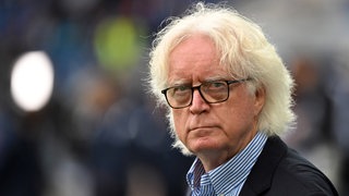 Der ehemalige Fußballtrainer Winnie-Schäfer drehet seinen Kopf und schaut in die Kamera.  Er ist 75 Jahre und kein bisschen Fußball müde: KSC Legende Winfried Schäfer will es immer noch wissen. Findet das, was der VfB unter Hoeneß macht, "unheimlich gut" und will jetzt die Fußball-Nationalmannschaft von Ghana in die WM 2026 führen.