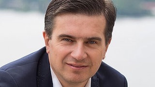 Experte für Zukunftstechnologien und Cybersicherheit Thomas R. Köhler schaut freundlich in die Kamera. Er gibt Tipps für Online-Dating.