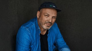 Mode- und Musikfotograf Axl Jansen blickt in die Kamera.