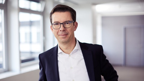 Dr. Frank Schäffler, Insolvenzverwalter und Jurist, blickt in die Kamera. Er verrät, wie es hinter den Kulissen der Insovenzverfahren in Deutschland zugeht.