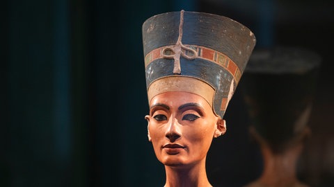 Die Büste der Königin Nofretete (um 1340 v.Chr) steht im Neuen Museum in Berlin.  Die Büste der Nofretete in Berlin, die goldene Maske von Tutanchamun in Kairo: warum fasziniert uns ägyptische Geschichte so? Ägyptologin Prof. Friederike Seyfried gibt die Antwort in SWR1 Leute. Sie ist Direktorin des Ägyptischen Museums Berlin.