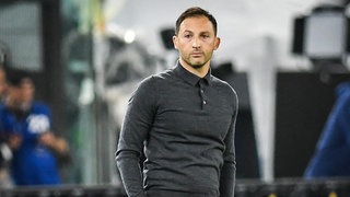 Fußballtrainer Domenico Tedesco hat die Hände in der Hosentasche und schaut kritisch. Domenico Tedesco: erfahrener Fußballtrainer in Warteschleife. Was plant er nach seinem Ende als Coach der belgischen Nationalmannschaft?  Domenico Tedesco kam als Zweijähriger aus Süditalien nach Baden-Württemberg und wuchs in Esslingen auf - in SWR1 Leute sprechen wir über seine Karriere und seine Pläne.