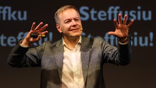 Kabarettist Steffen Möller performt auf einer Bühne. Kabarettist Steffen Möller blickt auf unser Verhältnis mit Polen wie "Alfons" auf das mit Frankreich. Mit liebevoller Ironie macht er augenzwinkernde Beobachtungen über Unterschiede und Gemeinsamkeiten – wie in "Viva Polonia" und "Polnische Paartherapie". Über sein Leben zwischen Deutschland und Polen, über Gemeinsamkeiten und Unterschiede mit unseren Nachbarn im Osten und die aktuelle Politik in Polen sprechen wir mit Steffen Möller in SWR1 Leute.