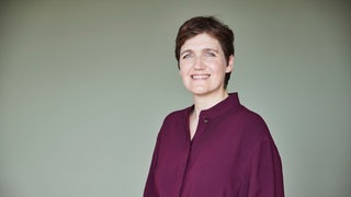 Katja Urbatsch, Gründerin Arbeiterkind.de, lächelt in die Kamera.