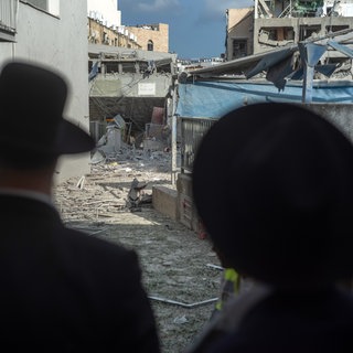 Israelis sehen sich die Schäden an, die eine iranische Rakete in Bnei Berak verursacht hat.