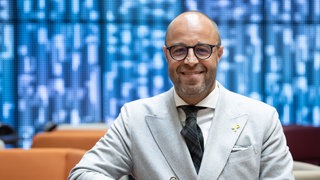 Der Berliner Unternehmer Nicolai Schwarzer. "Nie wieder ist jetzt": mit dieser Botschaft für ein demokratisches Miteinander wendet sich Nicolai Schwarzer gegen Hass, Antisemitismus und Rassismus. Wie seine Initiative junge Menschen erreichen will und wie die Botschaften für ein demokratisches Miteinander aussehen, das erklärt der Immobilienunternehmer und Sportmanager in SWR1 Leute. 