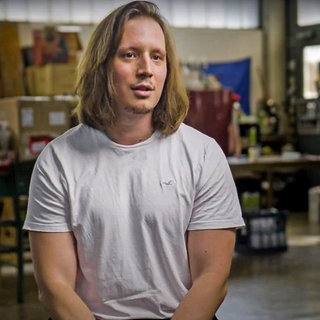 Filmemacher Pirmin Styrnol. Screenshot aus dem Dokumentarfilm "Weil wir es müssen".  SWR1 Leute mit dem Filmemacher Pirmin Styrnol: Aus Liebe zu einer Frau entstand die Liebe zu einem Land und letztlich eine Hilfsorganisation für die Ukraine. "Gemeinsam Europa e.V." ist eine Initiative, die die Ukraine nicht nur mit Hilfsgütern unterstützt, sondern sich auch um kulturelle Zusammenarbeit bemüht und in der Mitte der Gesellschaft angesiedelt ist.