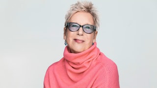 Regisseurin und Schriftstellerin Doris Dörrie schaut in die Kamera. In ihrem Buch "Wohnen" erkundet sie wie und mit wem wir eigentlich wohnen wollen.
