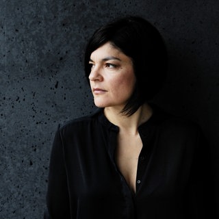 Schauspielerin und Sängerin Jasmin Tabatabai schaut zur Seite. | "Nibelungen vor dem Wormser Dom zu spielen: Das ist weltweit einmalig!"