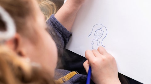 Ein kleines Mädchen zeichnet ein Bild von einem weinenden Kind. Sexueller Missbrauch an Kindern: die Fallzahlen steigen, trotz erfolgreicher Schläge gegen Täter und Darknet Plattformen. Sabine Andresen ist Präsidentin des Kinderschutzbunds und erzählt in SWR1 Leute, wie schwierig der Kampf ist. 
