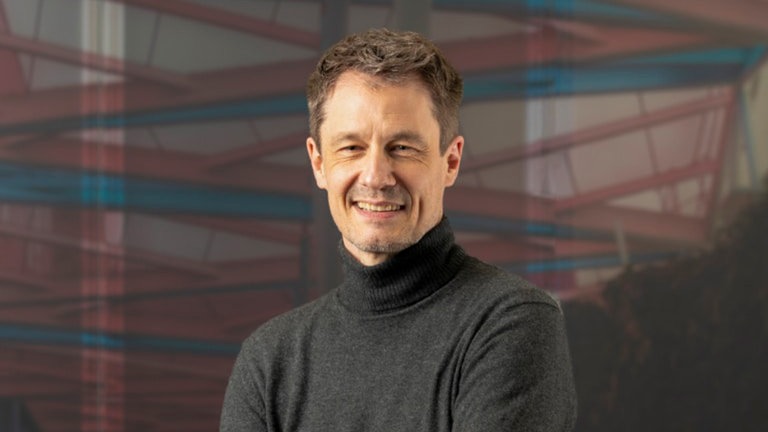 Stephan Sonnenburg, Kreativforscher, schaut in die Kamera. Jeder Mensch kann kreativ und einfallsreich sein, sagt Kreativ-Forscher Stephan Sonnenburg und verrät in SWR1 Leute, wie man immer wieder richtig gute Ideen haben kann.