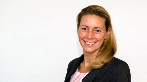Dr. Stormy-Annika Mildner, Direktorin des Aspen Instituts, strahlt in die Kamera.