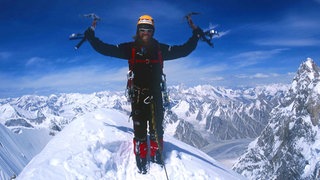 Extrembergsteiger Thomas Huber in 6920 m Höhe auf dem Gipfel des Ogre III. Thomas Huber und sein Bruder Alexander sind bekannt als "Huberbuam". "Jeder Moment kann dein letzer sein", sagt er über ihre extremen Klettertouren. Über sein wildes Leben hat Thomas jetzt das Buch "In den Bergen ist Freiheit" geschrieben und erzählt darüber in SWR1 Leute.