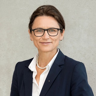 Prof. Dr. Martina Klärle (Präsidentin, Präsidium der Dualen Hochschule Baden-Württemberg) lächelt in die Kamera.
