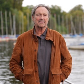 Schauspieler Helmut Zierl steht an der Außenalster am Bootsanleger des Restaurants Bobby Reich.