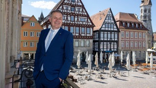 Richard Arnold (CDU) steht am Rathaus in Schwäbisch Gmünd.