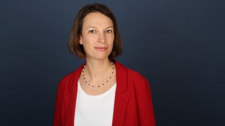 Ulrike Rangel, Leiterin des Instituts für Bildungsanalysen Baden-Württemberg, schaut in die Kamera. In SWR1 Leute spricht sie u.a. über Bildung in BW und die Diskussion um eine Schüler-ID.
