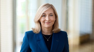Nina Warken, Bundesgesundheitsministerin, lächelt in die Kamera.  Steigende GKV-Beiträge, hohe Kosten, schleppende Krankenhausreform: Wie die neue Bundesministerin Nina Warken das deutsche Gesundheitssystem wieder fit machen will, erzählt sie in SWR1 Leute.