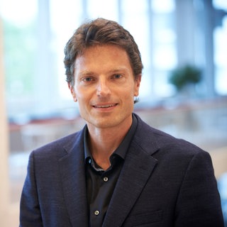 Enzo Weber, Wirtschaftswissenschaftler, blickt in die Kamera. Der Wirtschaftswissenschaftler Enzo Weber vom Institut für Arbeitsmarkt- und Berufsforschung hat einen genauen Blick auf die Wirtschaftslage Deutschlands. In SWR1 Leute beantwortet er die Frage, ob und wie sich die Konjunktur in Deutschland wieder erholen und verbessern kann.