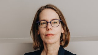 Anne Brorhilker, ehemalige Staatsanwältin, blickt in die Kamera. Sie spricht über den Kampf gegen Wirtschaftskriminalität.