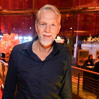 Kai Wiesinger steht im Foyer eines Theaters. Der Schauspieler hat jetzt seinen ersten Roman herausgebracht – "Zurück zu ihr". Er ist zu Gast in SWR1 Leute und erzählt über Motivation und Hintergründe, dieses Buch zu schreiben.