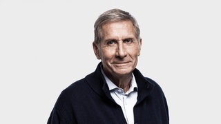 Autor und Journalist Ulrich Wickert blickt in die Kamera.