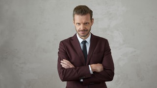 Kabarettist und Autor Florian Schroeder schaut direkt in die Kamera.