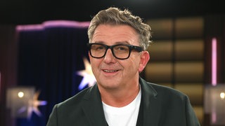 Schauspieler Hans Sigl lacht in die Kamera. In SWR1 Leute spricht er unter anderem über seine Rolle als der Bergdoktor.