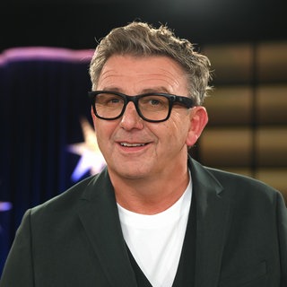 Schauspieler Hans Sigl lacht in die Kamera. In SWR1 Leute spricht er unter anderem über seine Rolle als der Bergdoktor.
