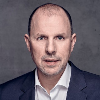 Anwalt Christian Solmecke schaut in die Kamera.