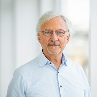 Ernaehrungsdoc Jörn Klasen blickt in die Kamera