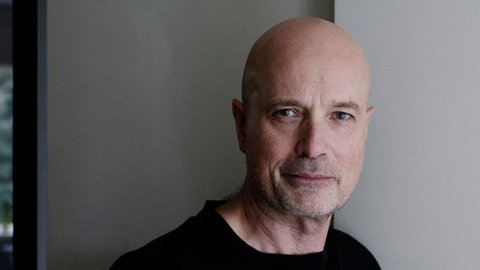 Schauspieler Christian Berkel blickt in die Kamera.