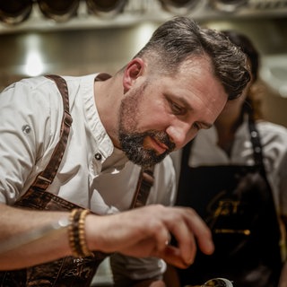 Ben Perry beim Kochen.