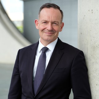 Der ehemalige Bundesverkehrsminister Volker Wissing schaut in die Kamera. | Volker Wissing: Warum wir alle Verantwortung für unsere Demokratie übernehmen müssen!