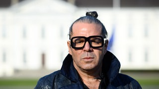 Luigi Toscano, Fotograf von Holocaust-Überlebenden, steht vor dem Schloss Bellevue in Berlin. Der Mannheimer Luigi Toscano ist ein weltweit anerkannter Fotograf. In seinen Projekten hatte er immer Menschen im Fokus, die alles verloren haben. Jetzt erzählt er im Buch "Kanakenkind" seine eigene Geschichte als Sohn sizilianischer Einwanderer in Deutschland.