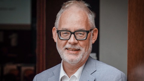 Politikwissenschaftler Uwe Wagschal lächelt freundlich.