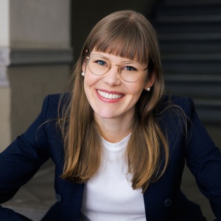 Psychologieprofessorin Eva Asselmann schaut in die Kamera.