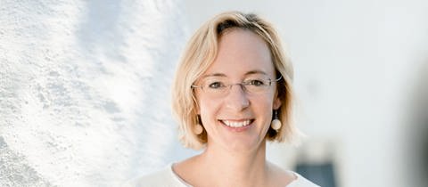 Prof. Sarah Spiekermann(-Hoff) schaut freundlich in die Kamera.