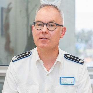 Frank Reuther, Gerichtsmediziner, bei der Arbeit an seinem Schreibtisch.