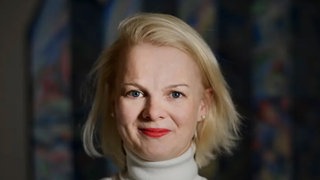 W Social-Geschäftsführerin Prof. Anna Zeiter lächelt in die Kamera.