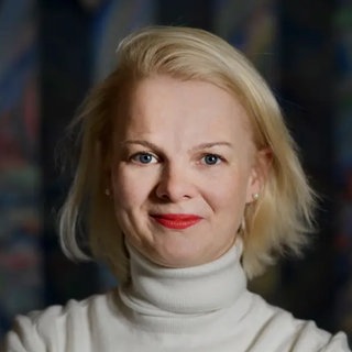 W Social-Geschäftsführerin Prof. Anna Zeiter lächelt in die Kamera.