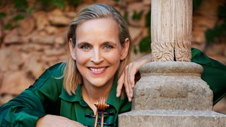 Violinistin Angelika Bachmann lacht in die Kamera.