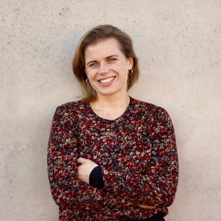 Autorin Hanna Heim schaut in die Kamera. | Der Wunsch der Großeltern nach gemeinsamem, selbstbestimmten Lebensende