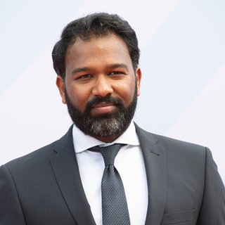Stephan Anpalagan, Journalist, blickt in die Kamera.