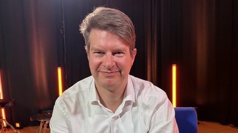 Generationenforscher Rüdiger Maas schaut direkt in die Kamera. Wir sprechen mit ihm über Bildung, Medienkompetenz und den Dialog zwischen den Generationen.